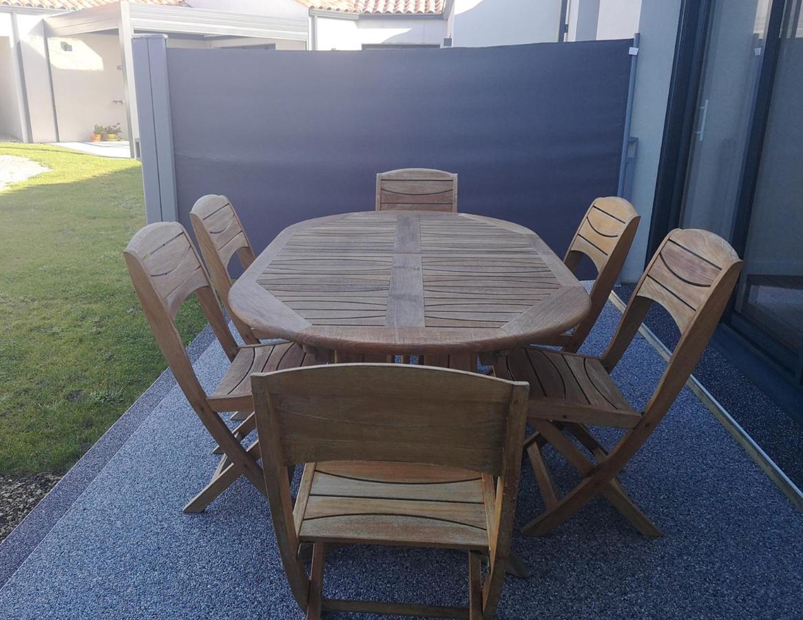 Le cachet d’une maison de centre-bourg à Beauvoir-sur-Mer Extérieur photo