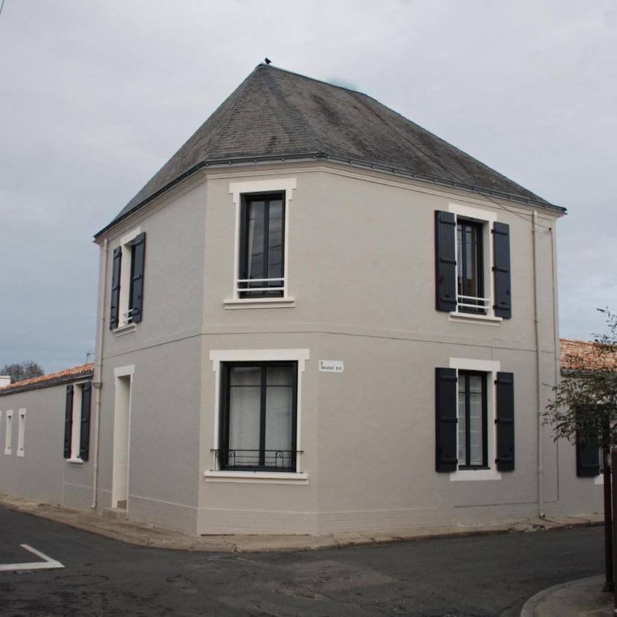 Le cachet d’une maison de centre-bourg à Beauvoir-sur-Mer Extérieur photo