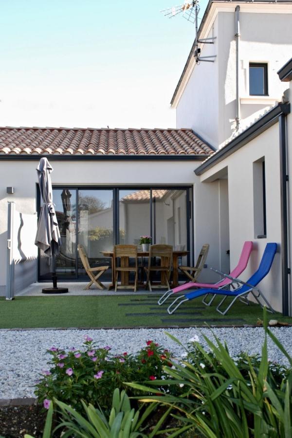 Le cachet d’une maison de centre-bourg à Beauvoir-sur-Mer Extérieur photo