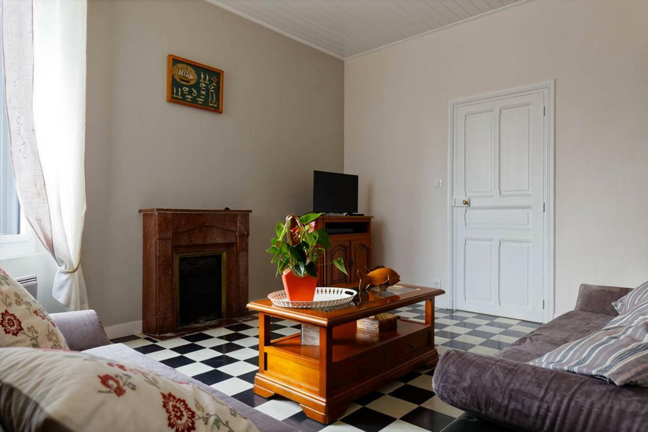 Le cachet d’une maison de centre-bourg à Beauvoir-sur-Mer Extérieur photo