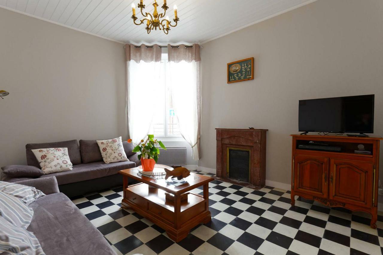 Le cachet d’une maison de centre-bourg à Beauvoir-sur-Mer Extérieur photo